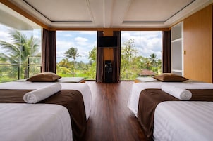 Family Suite | Premium bedding, Select Comfort beds, desk, laptop workspace