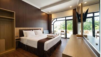 スーペリア ダブルルーム | 高級寝具、セレクト コンフォート製ベッド、デスク、ノートパソコン用作業スペース