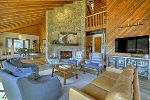 Fernseher, Kamin, Tischfußball, Bücher