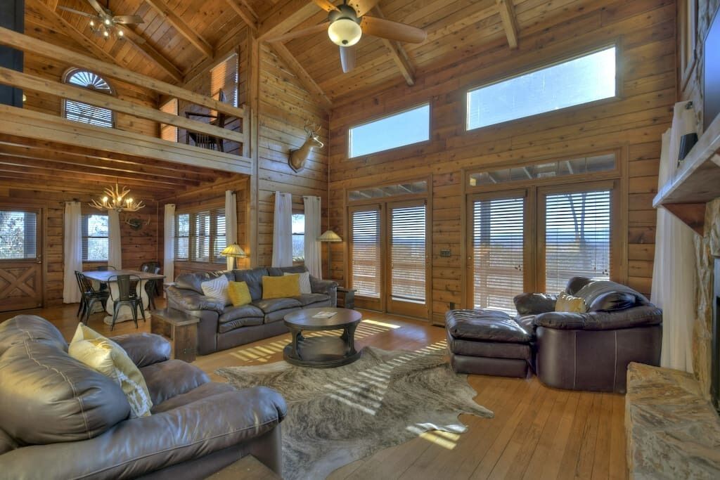 Télévision, cheminée, livres, espaces bureaux