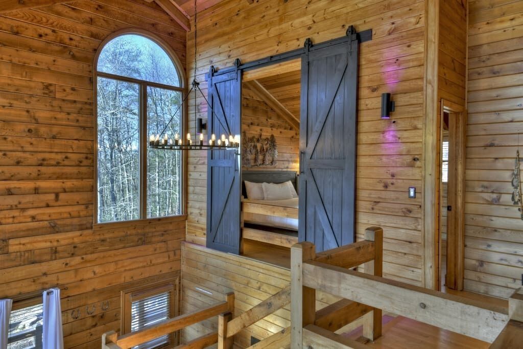 3 chambres, bureau, fer et planche à repasser, lit parapluie