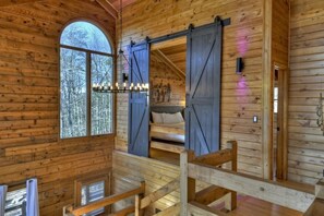 3 quartos, escrivaninha, ferros/tábuas de passar roupa, berço de viagem