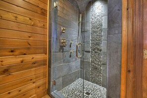 Baignoire, séchoir à cheveux, serviettes fournies