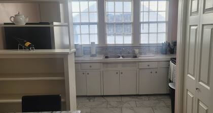 Open Plan 1BR Apt with King Bed in Historic City