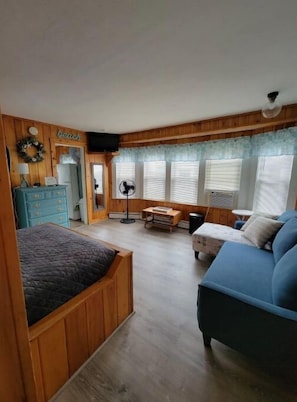 1 bedroom, WiFi, bed sheets - Studio Apartment steps away from beach (Hampton)