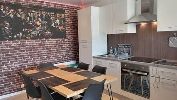 Réfrigérateur, micro-ondes, four, plaque de cuisson