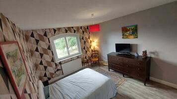 7 makuuhuonetta, työpöytä, vauvan matkasänky, vuodevaatteet