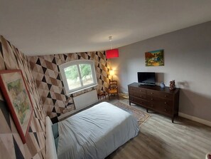 7 dormitorios, escritorio, cuna de viaje y ropa de cama