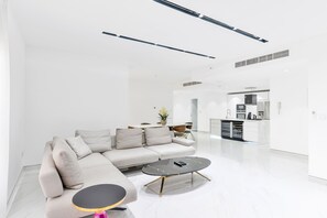 Luxury Apartment, 3 Bedrooms, Balcony, Marina View | Living area