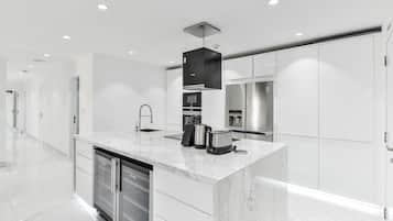 Luxury Apartment, 3 Bedrooms, Balcony, Marina View | Private kitchen | Full-size fridge, microwave, oven, stovetop