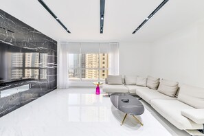 Luxe appartement, 3 slaapkamers, balkon, uitzicht op jachthaven | Woonruimte | Een 75-inch ledtelevisie met satellietzenders, een televisie en Netflix