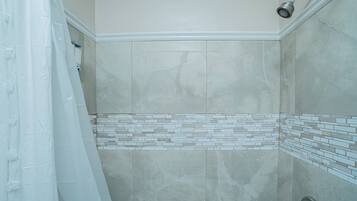 SĂšche-cheveux, serviettes fournies, savon, shampoing