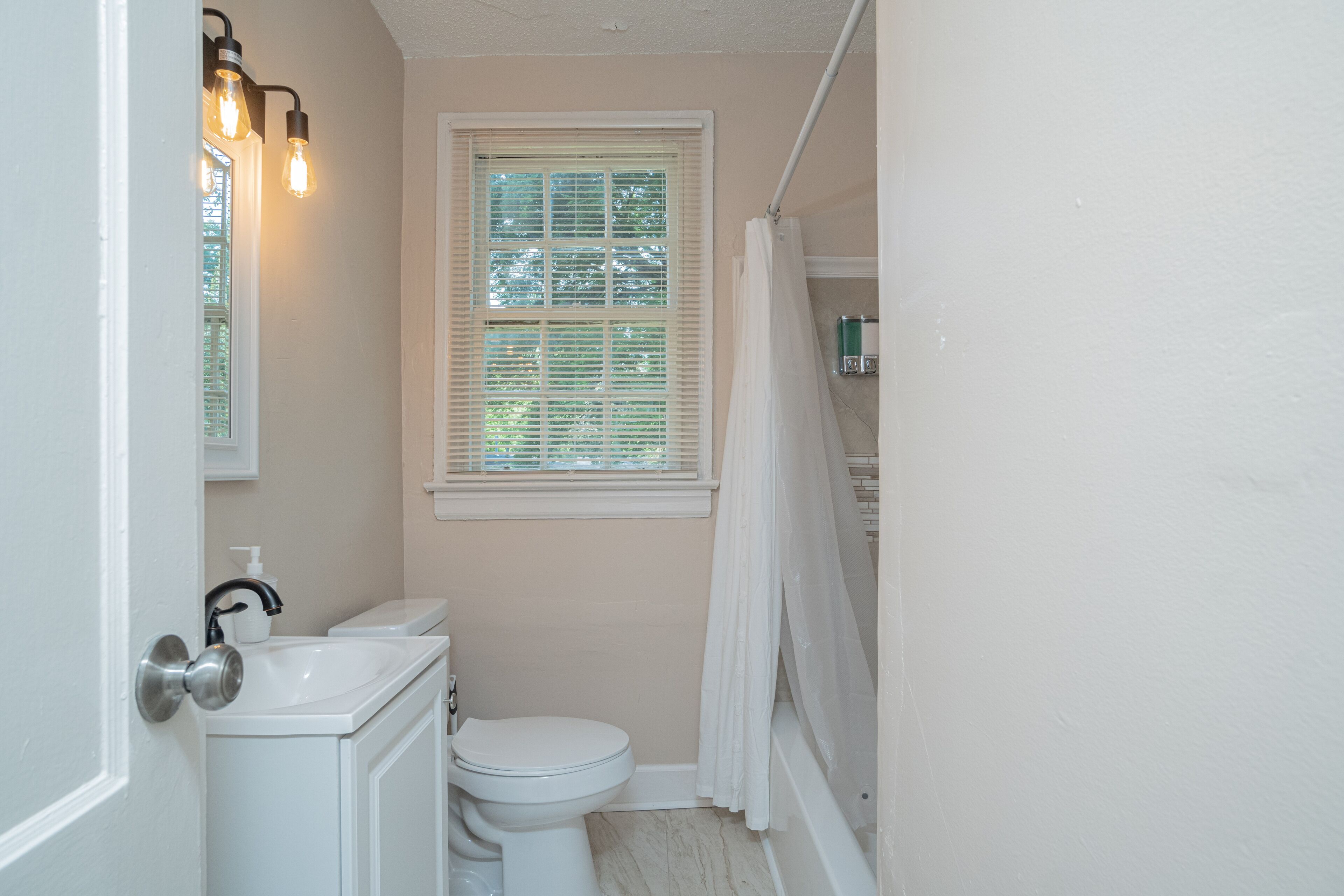 Sèche-cheveux, serviettes fournies, savon, shampoing