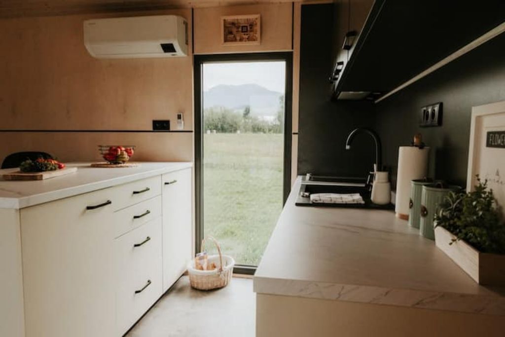 Kühlschrank, Mikrowelle, Herdplatte, Wasserkocher mit Kaffee-/Teezubehör