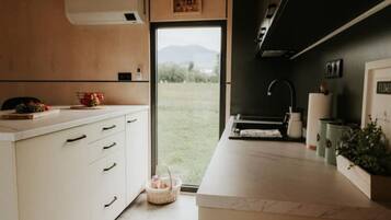 Geladeira, micro-ondas, cooktop, cafeteira/chaleira