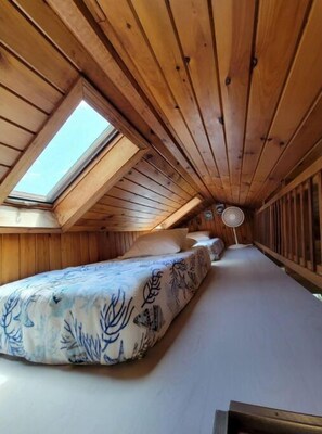 2 bedrooms, free WiFi, bed sheets - Cottage 200ft From Beach and Boardwalk ! (Hampton)