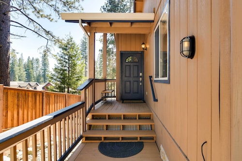 Updated Lake Almanor Retreat w/ Patio & Grill!