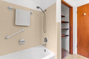 Secadora de cabello, toallas, jabón, papel de baño 