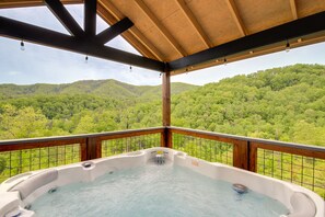 Outdoor spa tub - Luxury Sevierville Cabin w/ Private Hot Tub! (Sevierville)