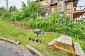 Outdoor dining - Luxury Sevierville Cabin w/ Private Hot Tub! (Sevierville)