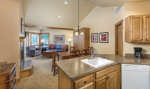 Interior - Beautiful studio minutes from Galena's Balloon Festival and beautiful downtown (Galena)