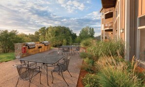 Outdoor dining - Beautiful studio minutes from Galena's Balloon Festival and beautiful downtown (Galena)