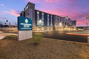 A hotel with a sign reading "Woodspring Suites" and a modern building facade. - WoodSpring Suites Moreno Valley (Moreno Valley)