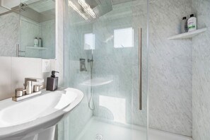 Douche, serviettes fournies, papier toilette