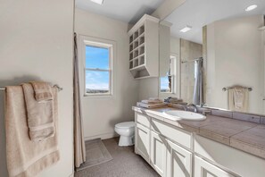 Jetted tub, towels, soap, toilet paper - Moonstone Mountain (Burnet)