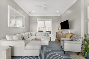 House, 5 Bedrooms, Private Pool | Living area