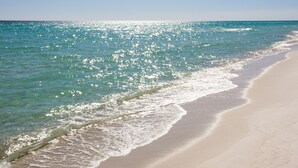 A beach with clear turquoise water and a sandy shore. - Westwinds 4786 (Miramar Beach)