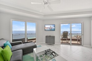 콘도, 침대(여러 개), 수영장 이용, 바다 전망 ( flr10 - 3BR 3BA - (9)) | 거실 공간 | 케이블 채널 시청이 가능한 40인치 평면 TV, TV