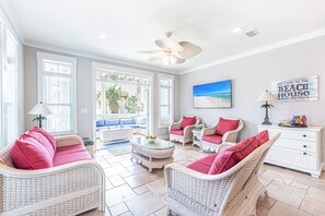 منزل - عدة أسرّة - برواق - بمنظر للمحيط (3BR 3.5BA - (9)) | منطقة المعيشة | تلفزيون بشاشة مسطحة بحجم 40-بوصة يعرض قنوات تلفزيونية باشتراك مدفوع