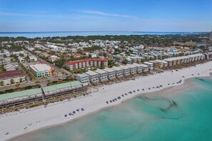 Una spiaggia nelle vicinanze