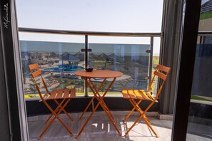 Villa | Outdoor dining - Lovely 13-bed Complex on Cape Point Beach, Bakau - Bojang River Lodge (Bakau)