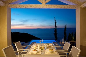 Outdoor dining - Deluxe  One Bedroom Villa (Lefkada)