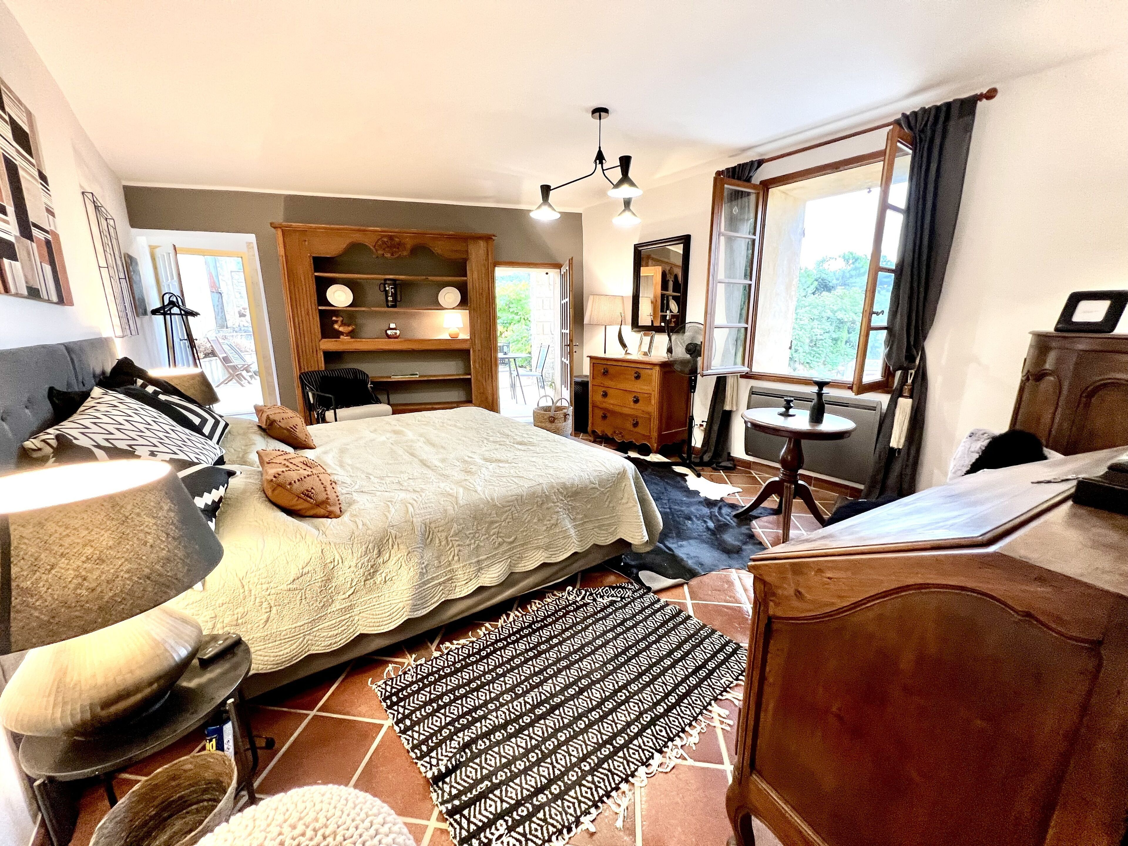 6 slaapkamers, een bureau, een strijkplank/strijkijzer, reisbedje