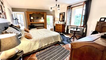 6 slaapkamers, een bureau, een strijkplank/strijkijzer, reisbedje