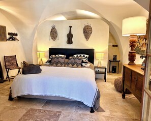 6 quartos, escrivaninha, ferros/tábuas de passar roupa, berço de viagem