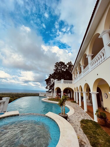 El Castillo Tropical