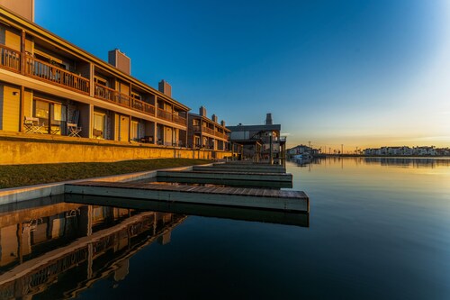 Waterfront Condo: Stunning Sunsets, Fishing, Pool, Private Patio, Near Beach 