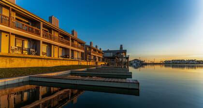 Waterfront Condo: Stunning Sunsets, Fishing, Pool, Private Patio, Near Beach