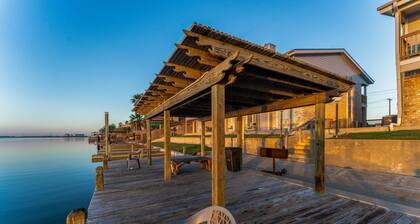 Waterfront Condo: Stunning Sunsets, Fishing, Pool, Private Patio, Near Beach