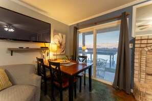 Dining - Waterfront Condo: Stunning Sunsets, Fishing, Pool, Private Patio, Near Beach  (Corpus Christi)