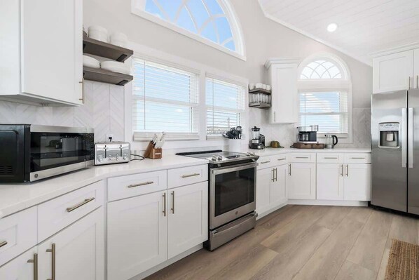 Køleskab, mikrobølgeovn, ovn, kogeplade