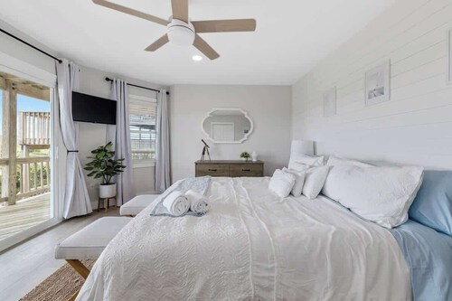 Highly Rated! Elegant Updated Oceanfront Home w/ Pool & Hot Tub - Fast WiFi!