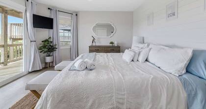 Highly Rated! Elegant Updated Oceanfront Home w/ Pool & Hot Tub - Fast WiFi!