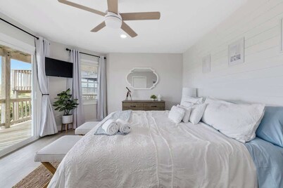 Highly Rated! Elegant Updated Oceanfront Home w/ Pool & Hot Tub - Fast WiFi!