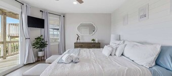 Highly Rated! Elegant Updated Oceanfront Home w/ Pool & Hot Tub - Fast WiFi!