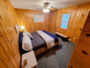 3 bedrooms, desk, WiFi, bed sheets